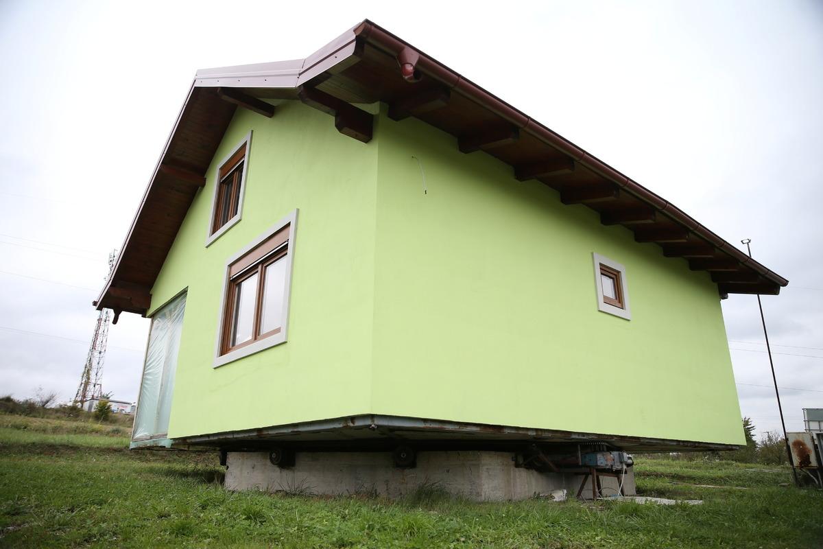 Sürekli değişim isteyen eşi için 360 derece dönen ev yaptı 1