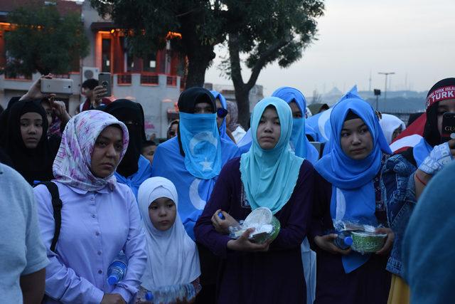 Türkistanlılardan Çin Başkonsolosluğu'na iftar protestosu