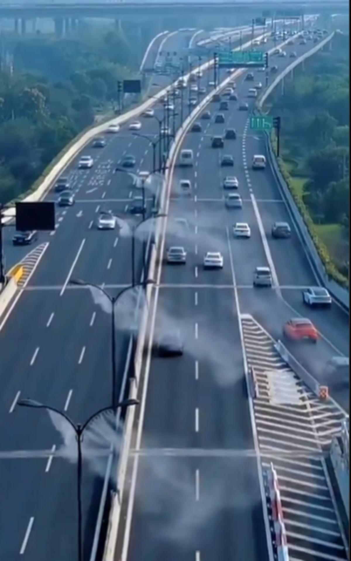 T&uuml;m şehri b&ouml;yle serinletiyorlar! Binaların &ccedil;atısından akıyor 3