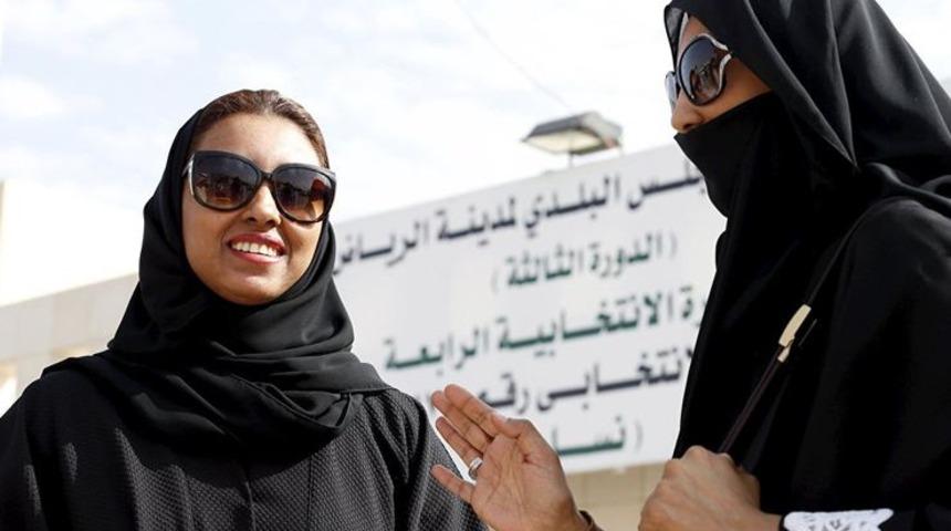 Suudi Arabistan'da kadınlara ehliyetleri dağıtılmaya başlandı