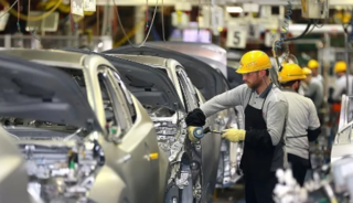 Otomotiv devinde kriz b&uuml;y&uuml;yor: 100 bin kişi işten &ccedil;ıkarılabilir