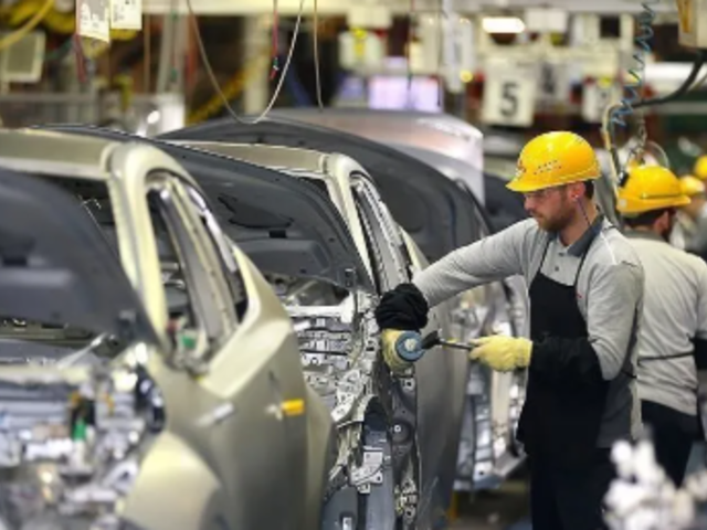 Otomotiv devinde kriz b&uuml;y&uuml;yor: 100 bin kişi işten &ccedil;ıkarılabilir