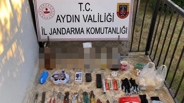 Hırsızlık yaparken suçüstü yakalandılar