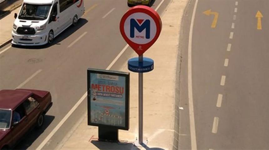 Gebze'de tartışma yaratan metro durağı tabelası! Belediye'den açıklama geldi