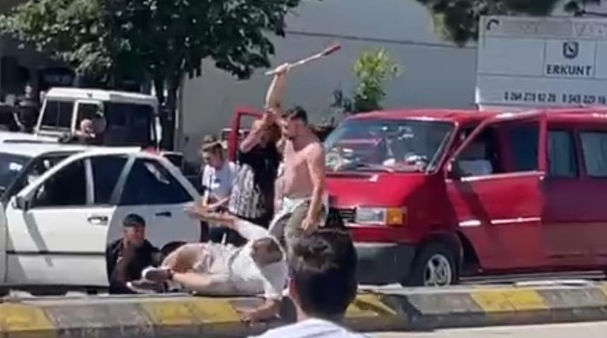 Trafikte meydan kavgası: Ka&ccedil;maya &ccedil;alışan minib&uuml;se taş fırlattılar
