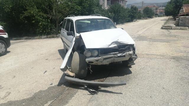 Yalvaç’ta iki otomobil çarpıştı: 2 yaralı 1