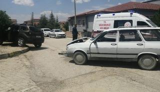 Yalva&ccedil;&rsquo;ta iki otomobil &ccedil;arpıştı: 2 yaralı