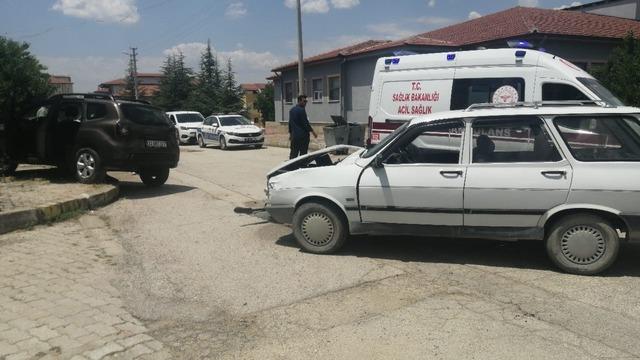 Yalvaç’ta iki otomobil çarpıştı: 2 yaralı