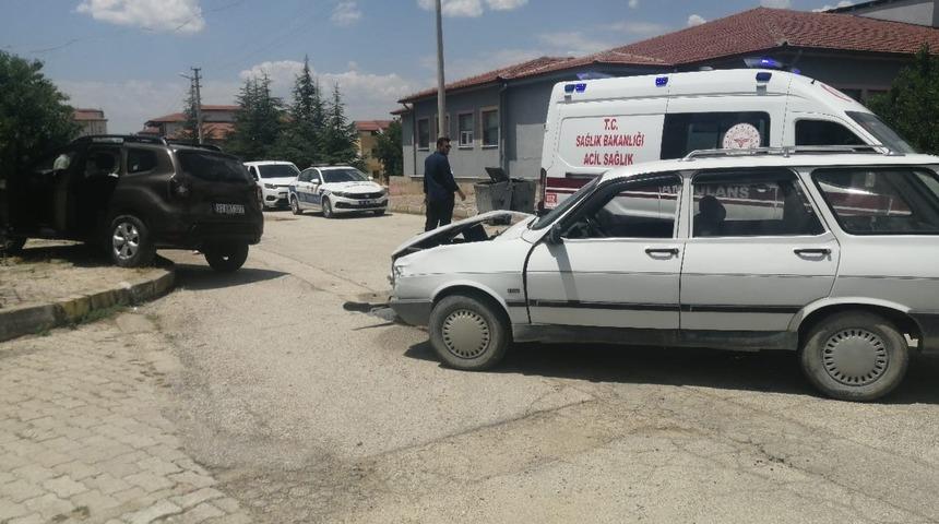 Yalva&ccedil;&rsquo;ta iki otomobil &ccedil;arpıştı: 2 yaralı