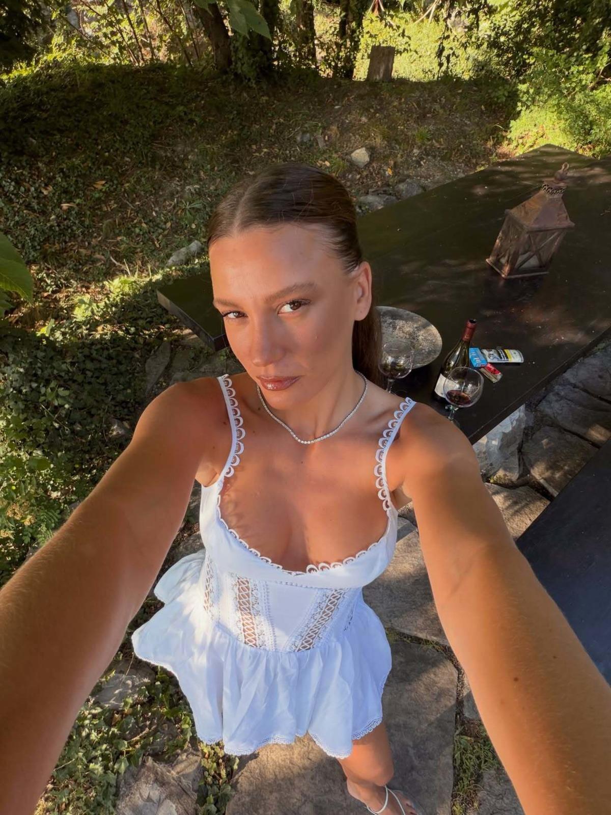 Serenay Sarıkaya dekoltesini paylaşmaya doyamadı! Tatil pozları mest etti 1