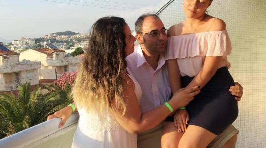 Kuşadası'nda nostalji: 19 yıl sonra aynı otelde aynı tatil pozlarını verdiler