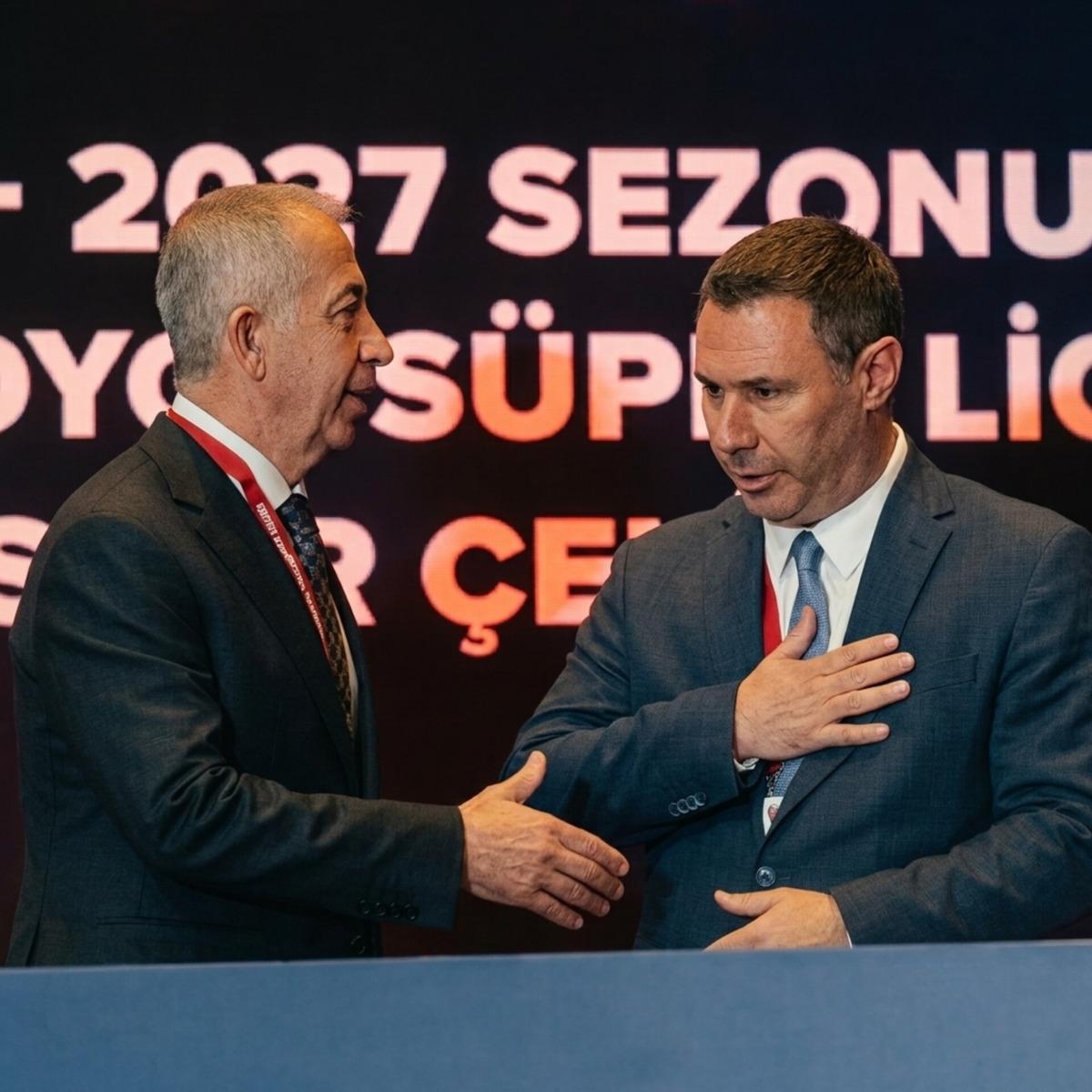 Kura çekiminde Galatasaray ile Fenerbahçe arasında gerilim! Elini sıkmadı, havada bıraktı 1