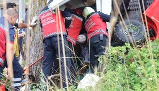 Devrilen &ccedil;ekicide sıkışan s&uuml;r&uuml;c&uuml; i&ccedil;in ekipler seferber oldu