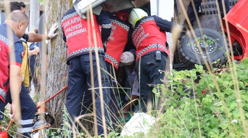 Devrilen &ccedil;ekicide sıkışan s&uuml;r&uuml;c&uuml; i&ccedil;in ekipler seferber oldu