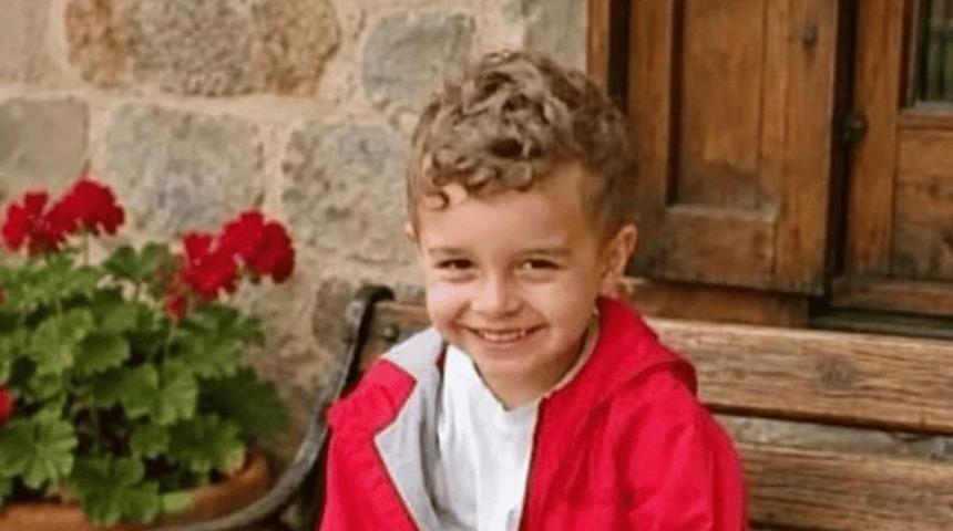 Tatilde havuza d&uuml;şerek hayatını kaybeden 4 yaşındaki &ccedil;ocuk son yolculuğuna uğurlandı