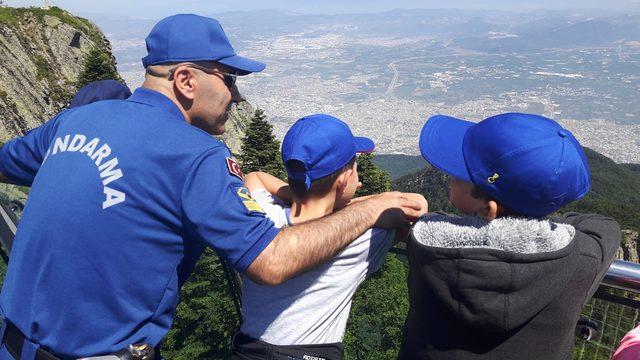 Uludağ'da jandarma ve öğrenciler çöp topladı