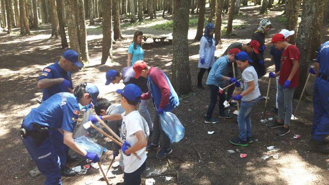 Uludağ'da jandarma ve öğrenciler çöp topladı