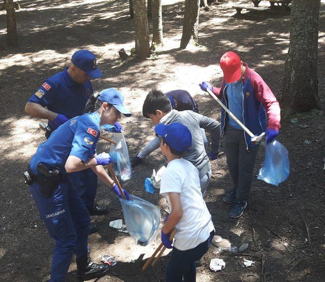 Uludağ'da jandarma ve öğrenciler çöp topladı