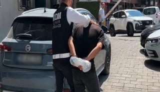 İzmir&rsquo;de oto galeriyi kurşunlayan 2 ş&uuml;pheli tutuklandı