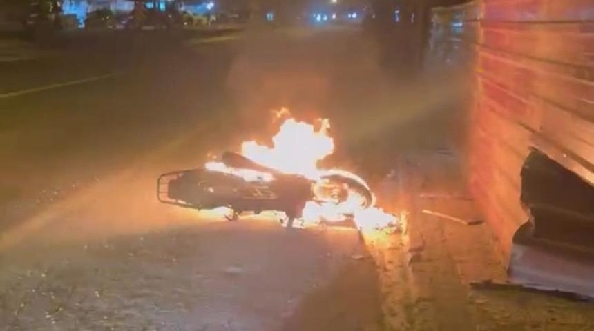 Malatya'da seyir halindeki motosiklet alev alev yandı