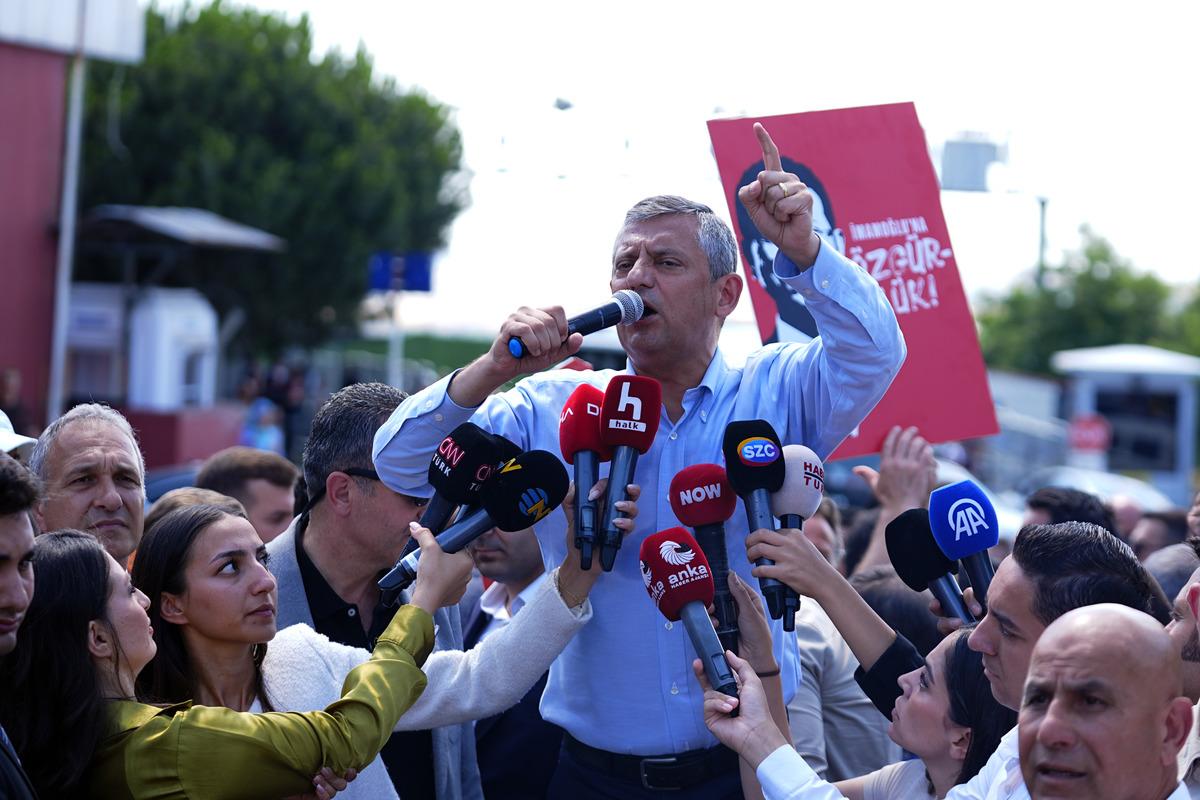 CHP de taşları oynatacak g&uuml;n bug&uuml;n! "&Ouml;zg&uuml;r &Ouml;zel g&ouml;revden alınacak" iddiası 1