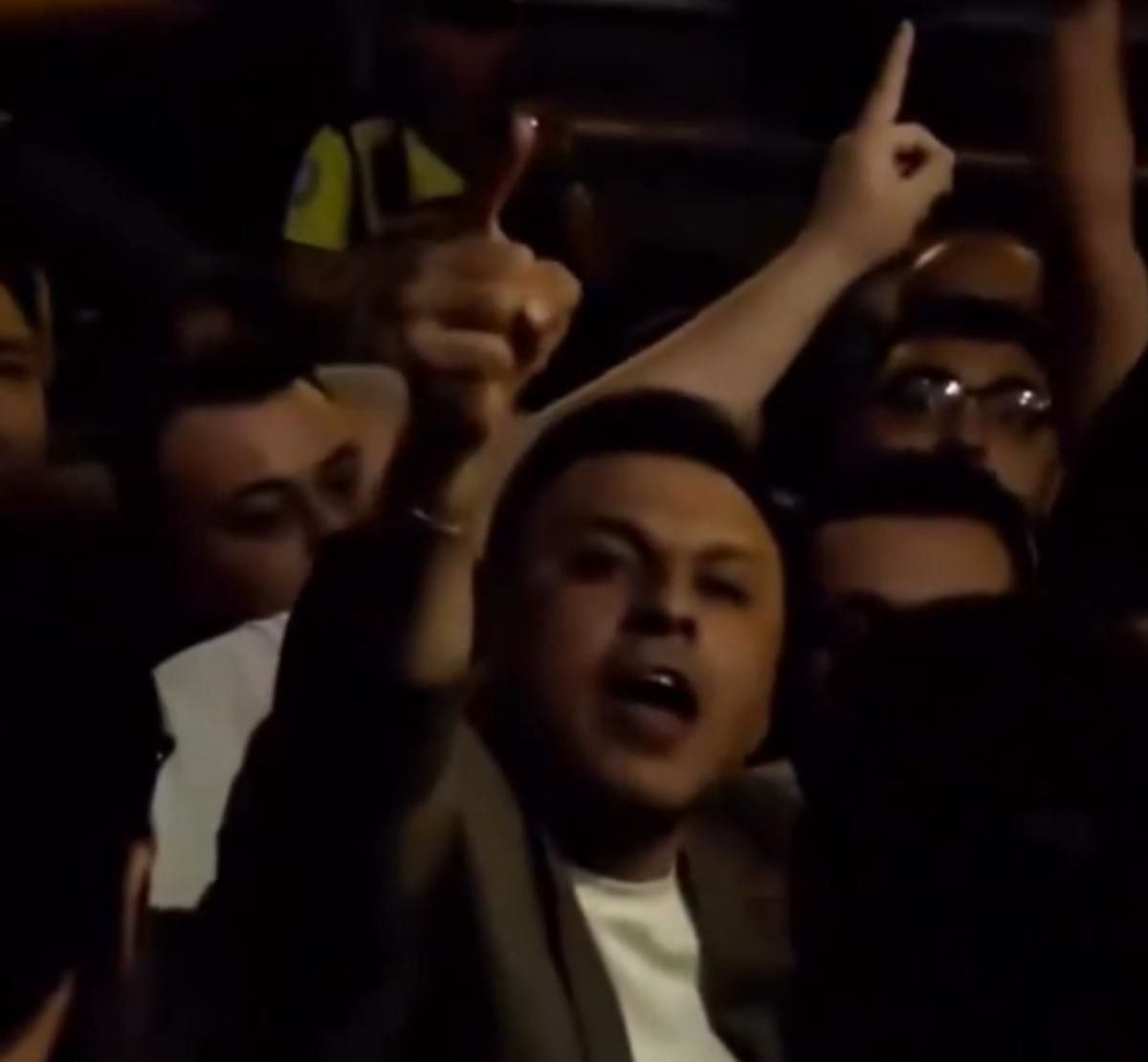 CHP İstanbul da poster krizi! Polis binaya girdi, gece boyu gerginlik düşmedi 6