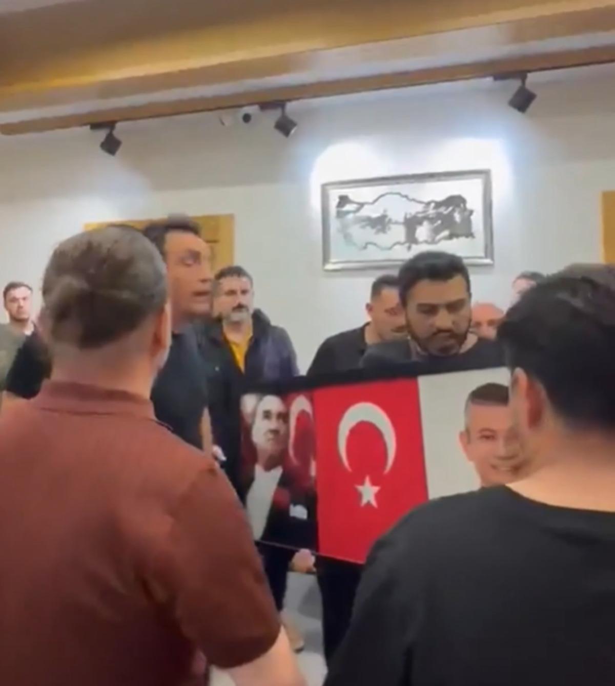 CHP İstanbul da poster krizi! Polis binaya girdi, gece boyu gerginlik düşmedi 4