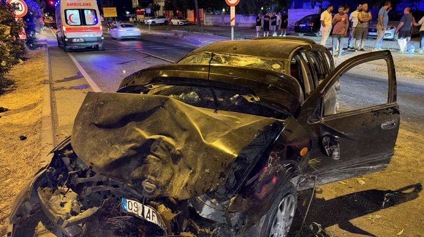 Aydın'da ağaca &ccedil;arpan otomobildeki 6 kişi yaralandı