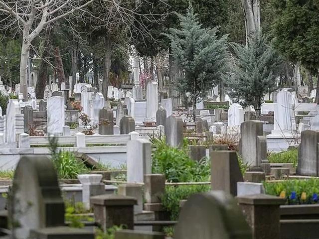 İstanbul&rsquo;da mezarlıklar alarm veriyor! Fiyatları dudak u&ccedil;uklattı