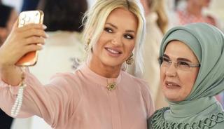 NATO Zirvesi'nde Ajda Pekkan s&uuml;rprizi: First Lady'ler i&ccedil;in sahneye &ccedil;ıktı