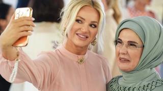 NATO Zirvesi'nde Ajda Pekkan sürprizi: First Lady'ler için sahneye çıktı