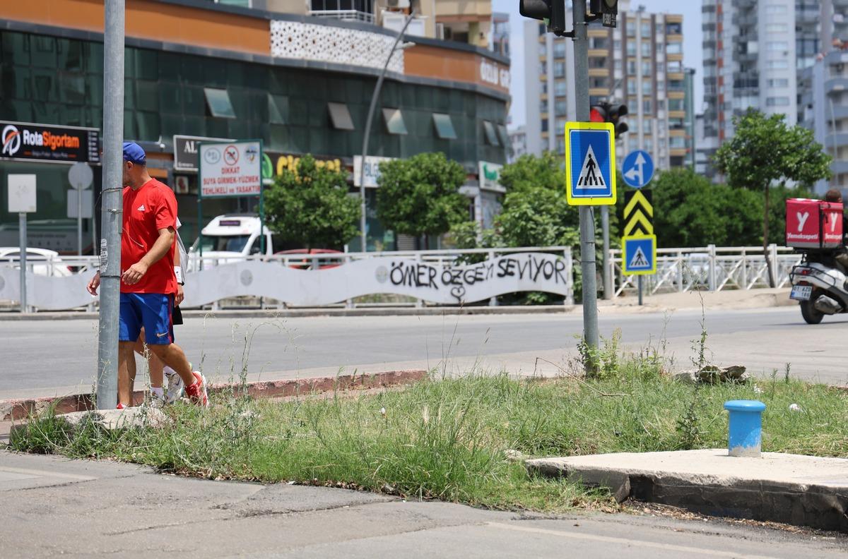 Aşkını sokaklara yazdı, vatandaşlar tepki gösterdi: "Seviyorsan babasından iste" 1