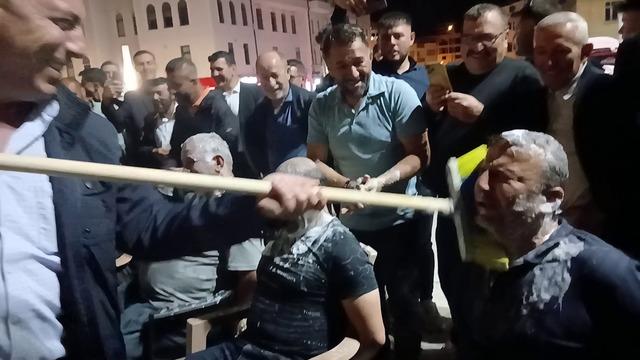 Damadın yakınlarını otomobil gibi yıkadılar! Düğünde ilginç görüntüler