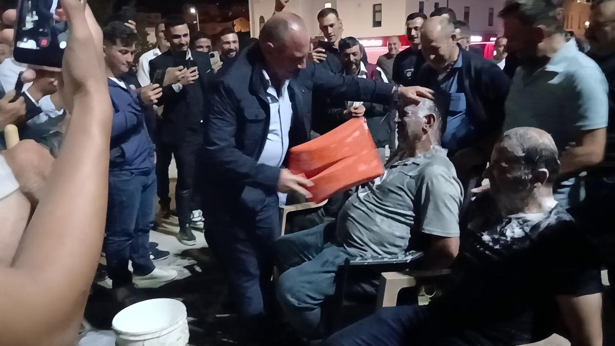 Damadın yakınlarını otomobil gibi yıkadılar! Düğünde ilginç görüntüler 1