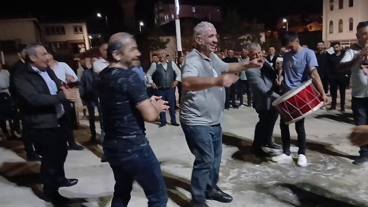 Damadın yakınlarını otomobil gibi yıkadılar! Düğünde ilginç görüntüler 2
