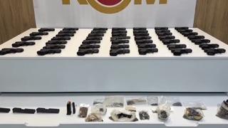 Aracın döşeme içlerine gizlenen 47 tabanca ele geçirildi