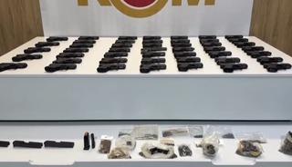 Aracın d&ouml;şeme i&ccedil;lerine gizlenen 47 tabanca ele ge&ccedil;irildi