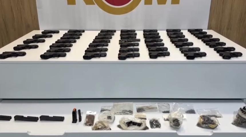 Aracın d&ouml;şeme i&ccedil;lerine gizlenen 47 tabanca ele ge&ccedil;irildi