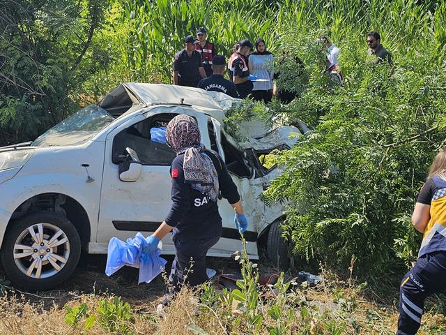 Aksaray'da d&uuml;ğ&uuml;n d&ouml;n&uuml;ş&uuml; feci kaza! Bir aile yok oldu...
