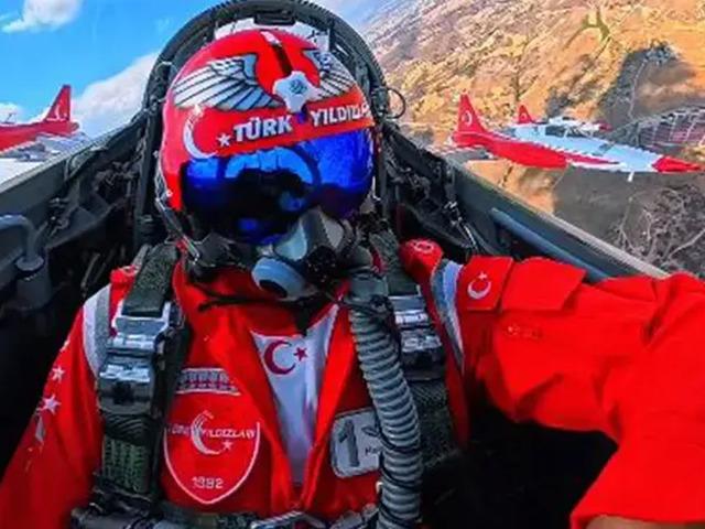 10 saniyede kusursuz ge&ccedil;iş! İşte selamlama u&ccedil;uşu