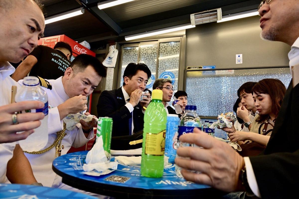 Japon Bakan Anıtkabir i ziyaret etti, İstanbul da balık ekmek yedi 2