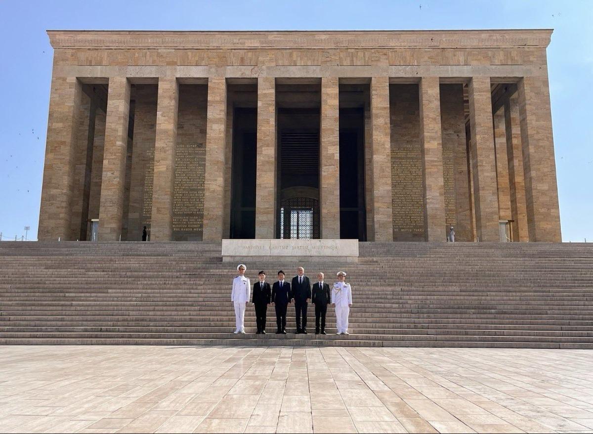 Japon Bakan Anıtkabir i ziyaret etti, İstanbul da balık ekmek yedi 1