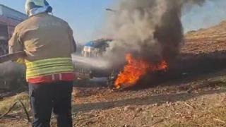 Tarla sürerken yanmaya başlayan traktör kullanılamaz hale geldi