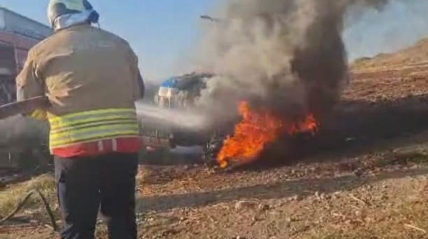 Tarla s&uuml;rerken yanmaya başlayan trakt&ouml;r kullanılamaz hale geldi