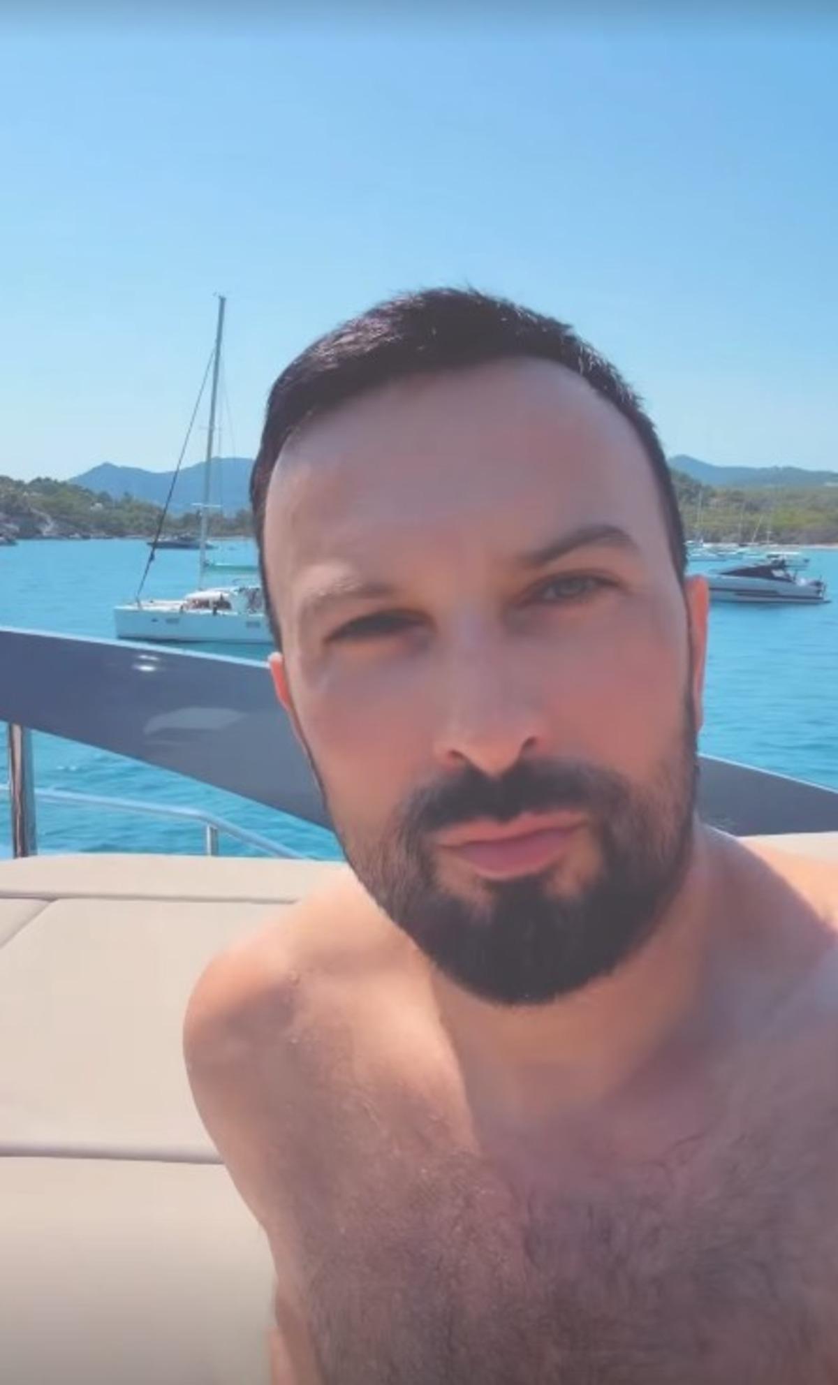 Tarkan l&uuml;ks teknesinde tatilin keyfini s&uuml;r&uuml;yor! Yeni imajı şaşırttı 2