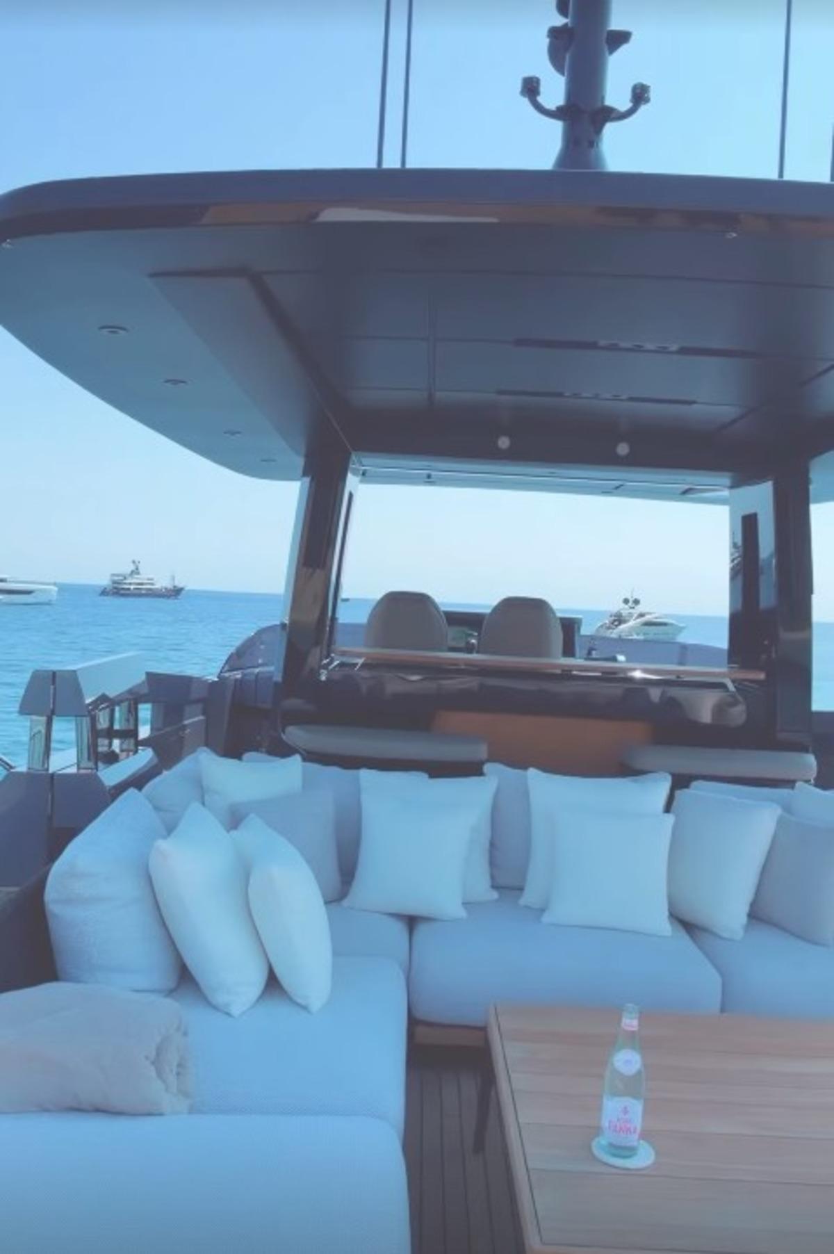 Tarkan l&uuml;ks teknesinde tatilin keyfini s&uuml;r&uuml;yor! Yeni imajı şaşırttı 3