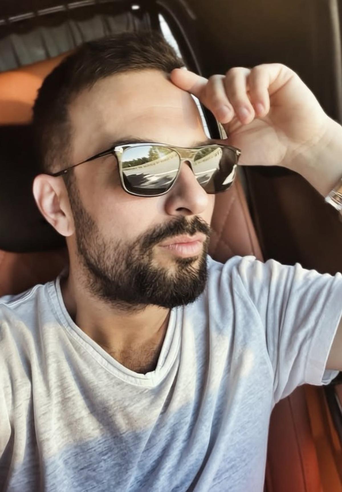 Tarkan l&uuml;ks teknesinde tatilin keyfini s&uuml;r&uuml;yor! Yeni imajı şaşırttı 1