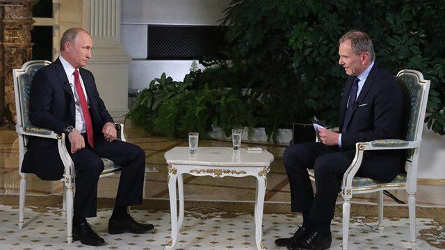 Vladimir Putin'den sözünü kesen sunucuya Almanca yanıt: Beni sonuna kadar dinlerseniz cevabını öğreneceksiniz