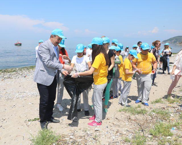 Sahil ve denizden topladıkları atıklarla balık heykeli yaptılar