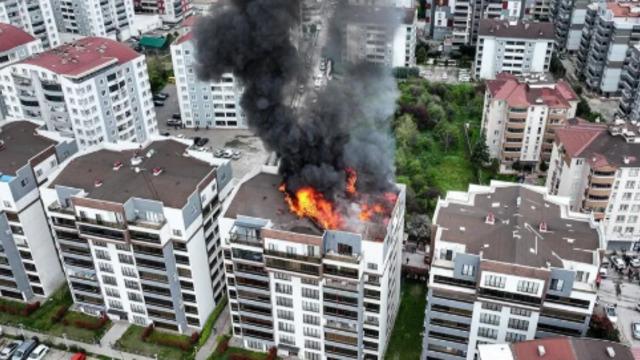 Bursa'da 3 katlı binanın çatısında çıkan yangın söndürüldü